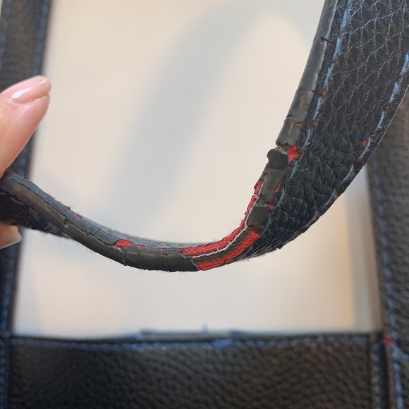 Travanti large black Tote bag 3 interior pockets. - Picture 4 of 8